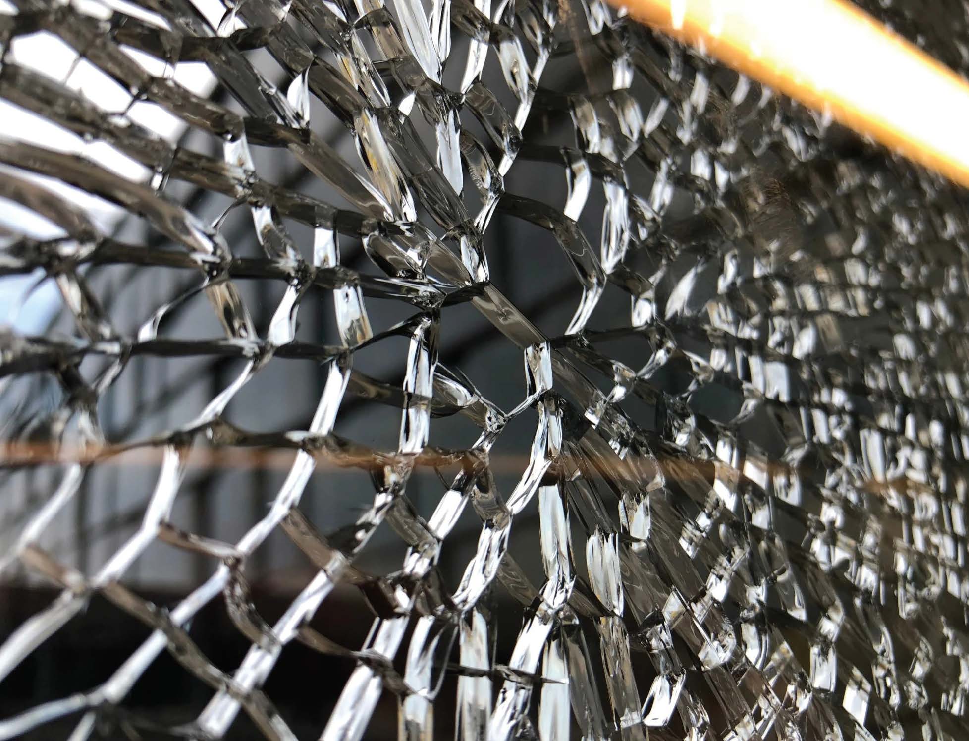 Spontani lom kaljenog sigurnosnog stakla usled uticaja nikl sulfida