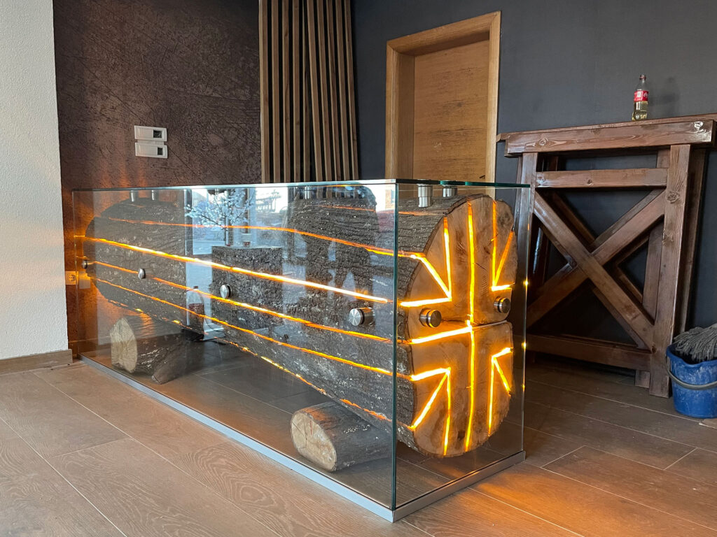 Umetnički sto od hrastovog drveta i stakla