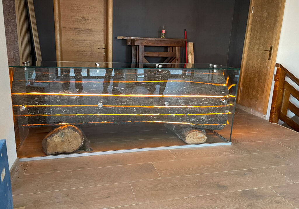 Umetnički sto od hrastovog drveta i stakla