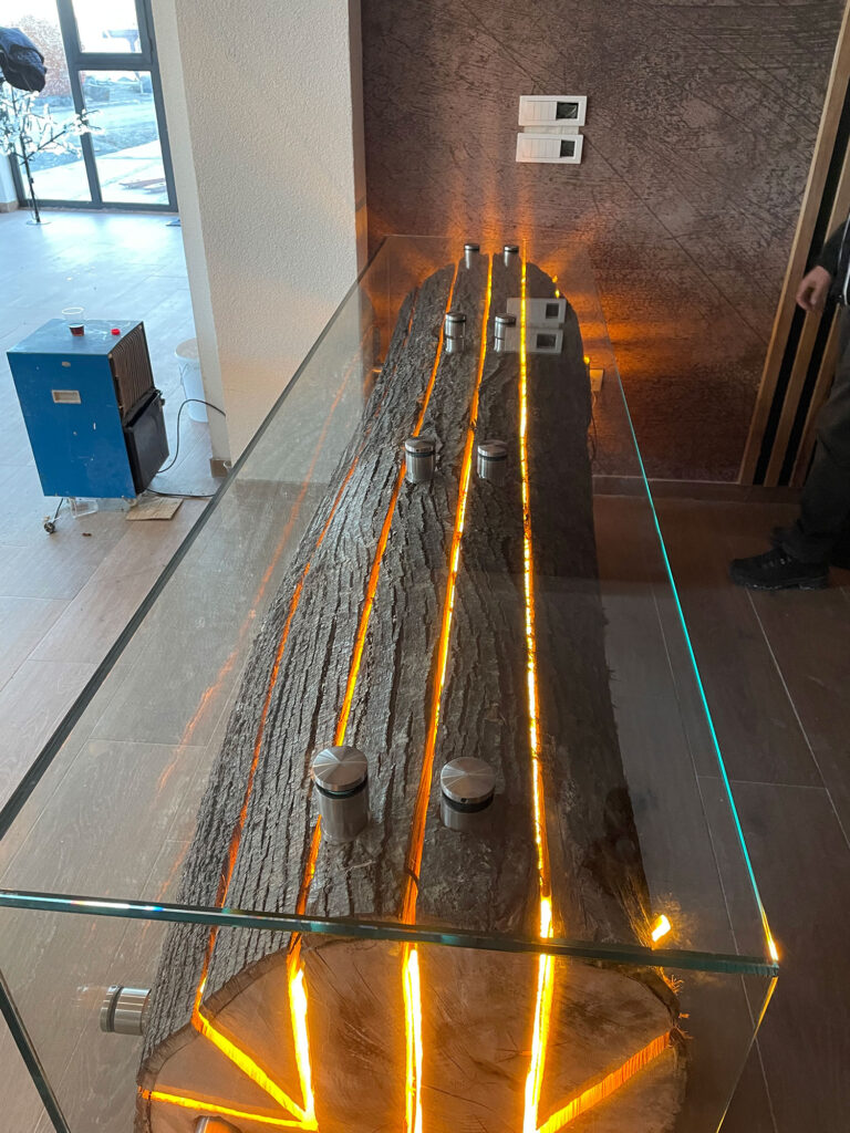 Umetnički sto od hrastovog drveta i stakla