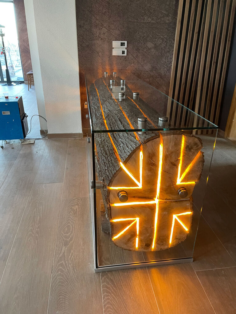 Umetnički sto od hrastovog drveta i stakla