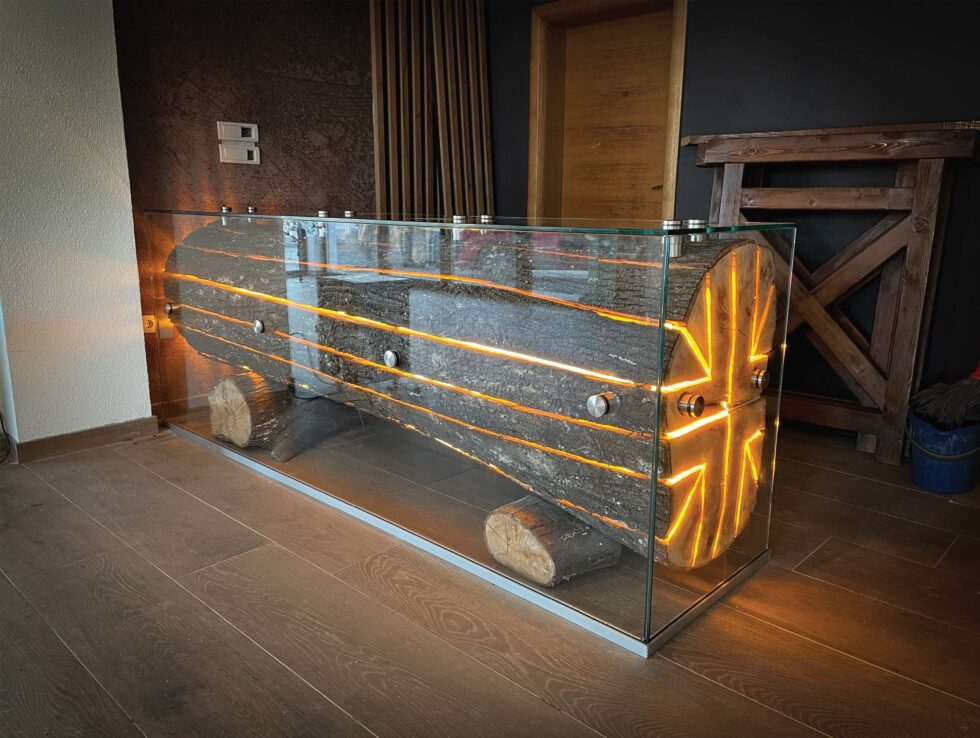 Umetnički sto od hrastovog drveta i stakla